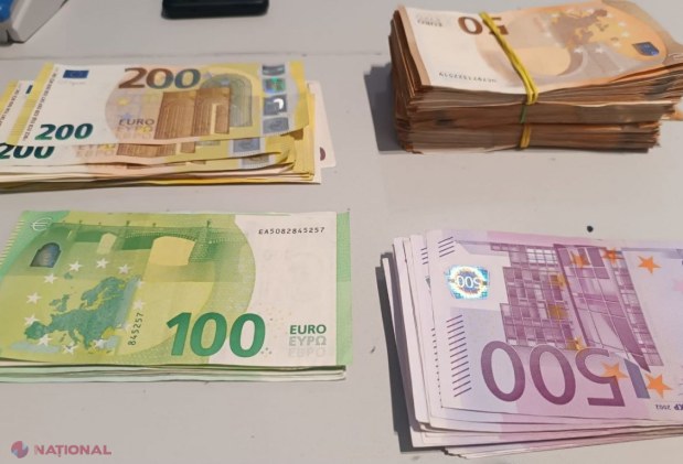 FOTO // Trei pasageri de la cursa Chișinău-Istanbul, cu buzunarele pline de DOLARI și euro