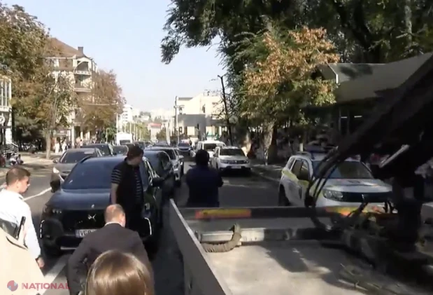 VIDEO // Ion Ceban a lăsat Primăria și a făcut CIRC în Scuarul Catedralei: Înconjurat de o armată de subalterni fugiți de la serviciu, edilul s-a certat cu Poliția și s-a băgat cu scaunul cu rotile în trafic