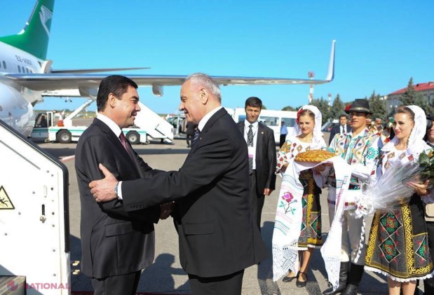 Reportaj FOTO // Cum a fost întâmpinat, la Chișinău, președintele Turkmenistanului