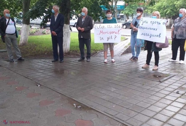 VIDEO // Protest al Partidului „ȘOR”: Cetățenii din toată țara apără magazinele sociale „Merișor”, pe care Filip și guvernarea vor să le închidă abuziv”