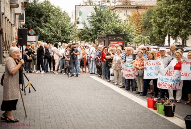 Flashmob împotriva majorării tarifelor pentru apă, organizat de PCRM și Partidul „ȘOR” în fața ANRE: „Vremuri bune pe apa sâmbetei. Jos guvernarea! Jos ANRE!”