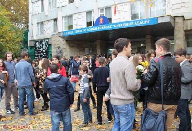 Elevii de la „Gheorghe Asachi” au început să adune bani pentru aniversarea a 150-a a liceului. Vezi ce au vândut