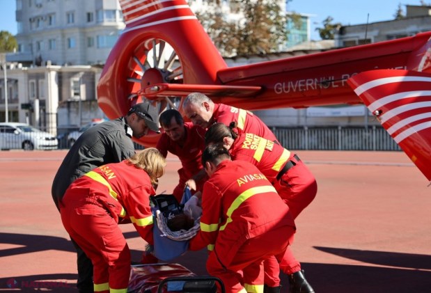 Un copil de șapte ani aflat în stare extrem de gravă a fost transportat cu elicopterul SMURD de la Chișinău la Iași. Băiatul suferă de o boală genetică rară