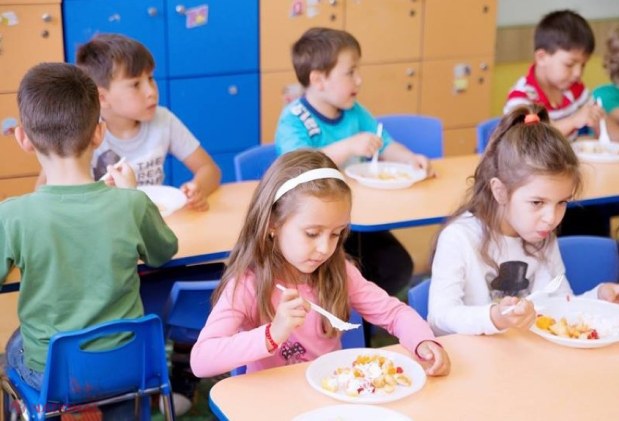 Alimentația din grădinițe și școli ar putea fi organizată conform MODELULUI din Lituania. Cum funcționează acest sistem și ce avantaje are