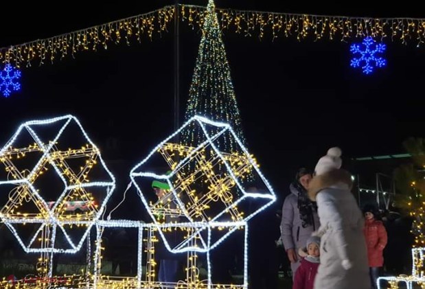 FOTO // Au luat exemplu de la autoritățile din Orhei. La Taraclia a fost inaugurat, cu mare fast, Pomul de Crăciun. Circa 4 000 de persoane au participat la eveniment