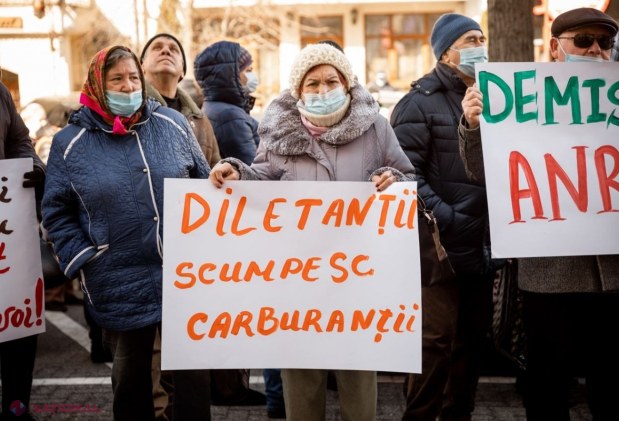 FOTO // Reprezentanții și simpatizanții Partidului „ȘOR” au PROTESTAT în fața ANRE și au cerut DEMISIA conducerii aceste instituții: „VAMPIRII energetici ai Moldovei”