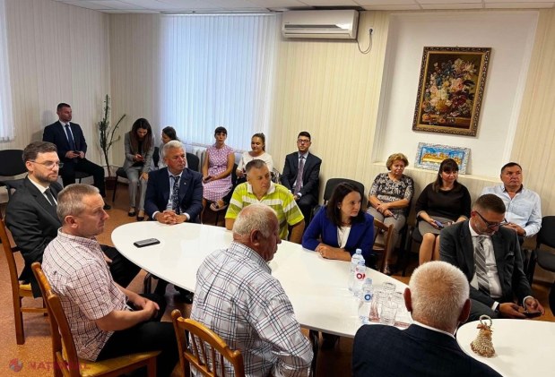 FOTO // Președinta SENATULUI României, în vizită la Gimnaziul „Alexandrina Rusu” din Dănceni, raionul Ialoveni. Elevii au primit de la Alina Gorghiu și Adrian Dupu „Cutia Școlarului” cu toate cele necesare începerii anului școlar