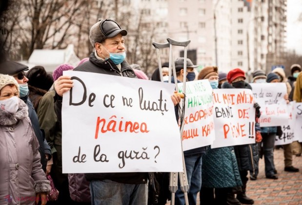 FOTO // „Nu ne luați pâinea de la gură”! Peste o sută de oameni au cerut IEFTINIREA pâinii, în cadrul unui flash-mob organizat la „Franzeluța”
