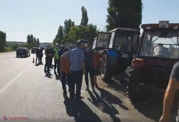 VIDEO, UPDATE // Agricultorii sunt BLOCAȚI la intrarea în Chișinău, deși au trecut ALCOOLTESTUL. „Este o bătaie de joc”. Agricultorii sunt revoltați că autoritățile NU le acordă niciun suport