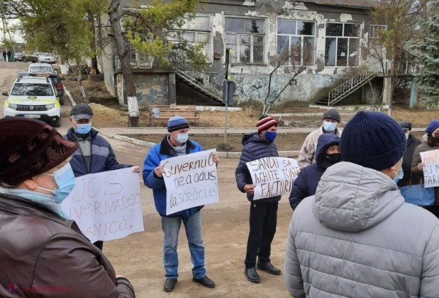 FOTO // Protest cu SACI de facturi în 22 de localități din R. Moldova. Reprezentanții Partidului „ȘOR” au lăsat facturile la sediile PAS