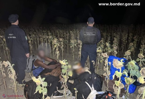 S-au „înarmat” cu veste gonflabile și s-au pornit să treacă înot Prutul pentru a ajunge în România: Cinci străini, inclusiv un copil de 9 ani, reținuți de polițiștii de frontieră 