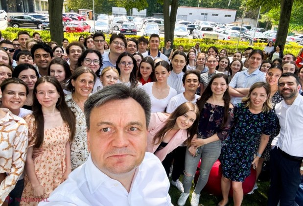 Premierul Dorin Recean, către tinerii care desfășoară stagii plătite în serviciul public: „Voi sunteți viitorul țării noastre și am încredere că împreună vom construi o Moldovă europeană”