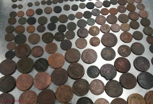 Contrabandă cu sute de MONEDE la Aeroport. Banii datau din anul 1700