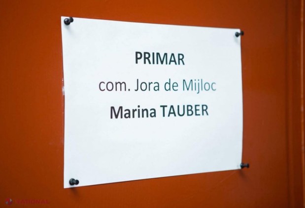 FOTO // Primar cu acte în regulă. Marina Tauber a primit legitimația de PRIMAR al comunei Jora de Mijloc