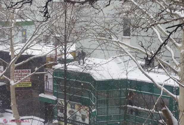Foto // Doi liceeni urinează pe o clădire din centrul Chișinăului, chiar în timpul lecțiilor