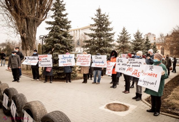 Flashmob cu ANVELOPE la Ministerul Mediului. Participanții au cerut DEMISIA ministrei Catarangiu