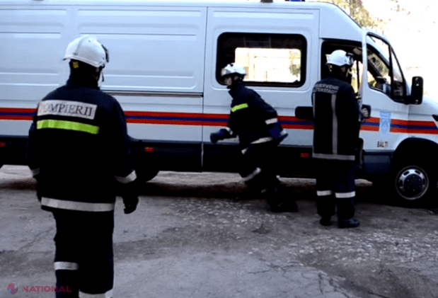 Doi copii, de 2 și de 3 ani, ARUNCAU lucruri pe geamul unui apartament