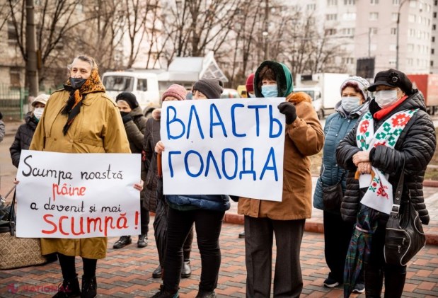 FOTO // „Nu ne luați pâinea de la gură”! Peste o sută de oameni au cerut IEFTINIREA pâinii, în cadrul unui flash-mob organizat la „Franzeluța”