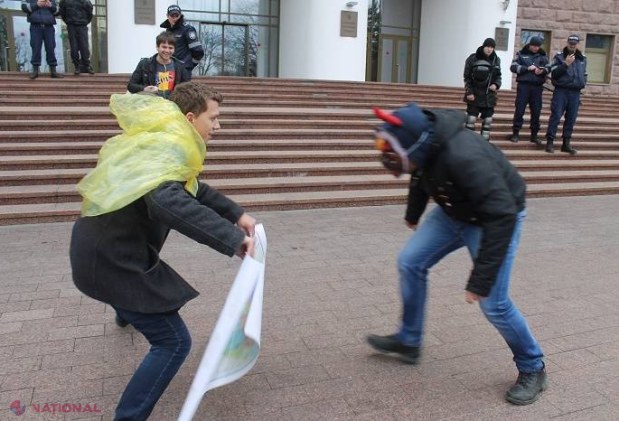 Foto // CORIDĂ în fața Parlamentului. Deputatul Vlad Batrâncea a vrut din nou să rupă harta României