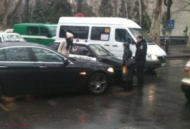 FOTO // Mașină a poliției implicată în accident rutier