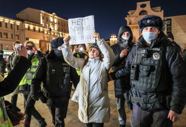 TEROARE la Moscova, Sankt Petersburg și alte orașe din Rusia: Sute de ruși au fost ARESTAȚI din cauză că au protestat față de războiul pornit de Putin în Ucraina