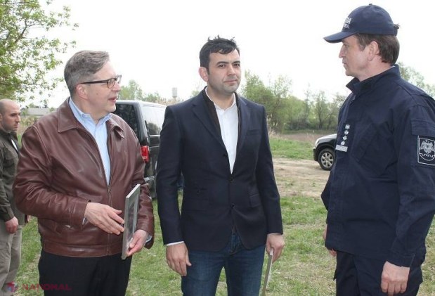 FOTO // Premierul Chiril Gaburici, în rol de polițist de frontieră, la un an de la abolirea vizelor în ţările UE