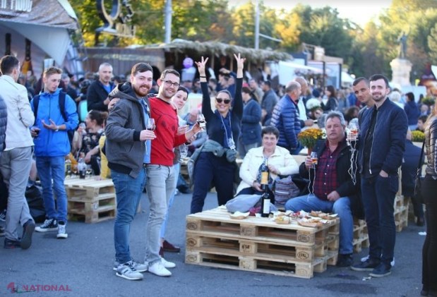 FOTO // A 17-a ediție a Zilei Naționale a Vinului: 60 de standuri cu peste 1 000 de vinuri în Piața Marii Adunări Naționale