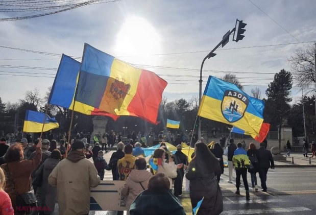 GALERIE FOTO // Arcul de Triumf din centrul Chișinăului, iluminat în culorile drapelului ucrainean. Marș al solidarității în capitala R. Moldova, la doi ani de la invazia militară a Rusiei în statul vecin