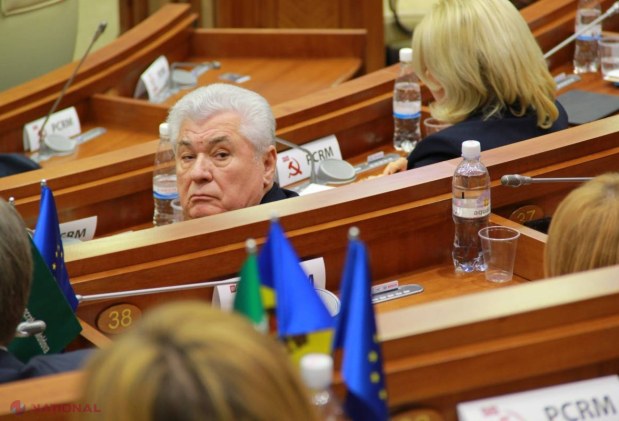 Schimb DUR de replici în Parlament. Voronin: „Ghimpu, tu termină cu idiotismul tău”; Ghimpu: „Când 'povarul' o ia razna, să opriți microfonul”