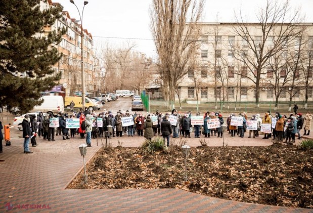 FOTO // „Nu ne luați pâinea de la gură”! Peste o sută de oameni au cerut IEFTINIREA pâinii, în cadrul unui flash-mob organizat la „Franzeluța”