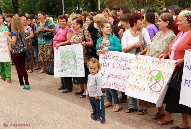 Reportaj FOTO // Trei PROTESTE în fața Parlamentului