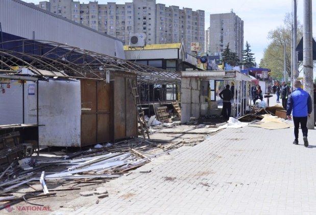 FOTO // SCHIMBĂRI majore la piața de lângă fostul cinematograf „Flacăra” de la Buiucani: Gheretele „expirate”, demolate