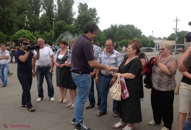 FOTO // Cum a apărut în public guvernatorul Saakașvili: „Locuitorii din Tatarbunar au fost ȘOCAȚI”