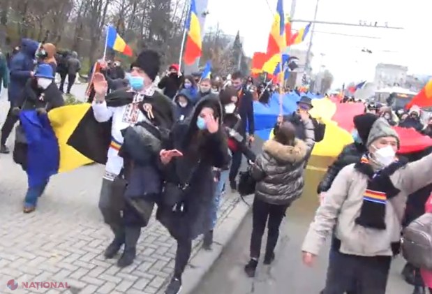 LIVE VIDEO // Marș al UNIRII cu un tricolor de 102 METRI în centrul Chișinăului