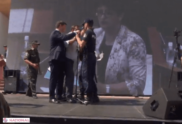 FOTO // Momentul în care Andrei Năstase a pătruns pe scena mitingului PRO-schimbarea sistemului electoral. A fost scos IMEDIAT din scenă de unii veterani