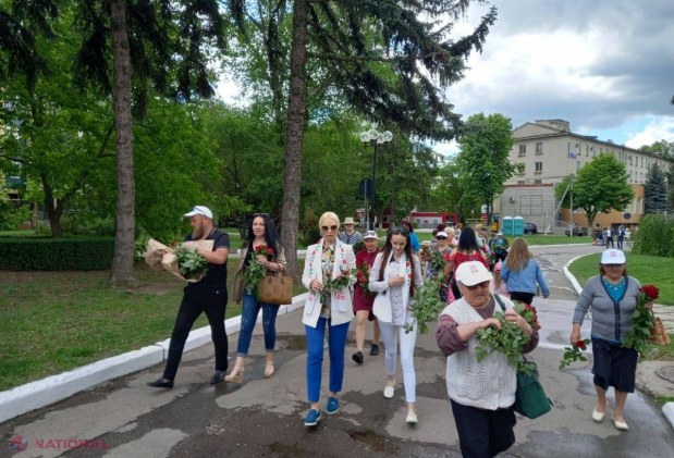 Echipa Partidului „ȘOR”, în frunte cu Marina Tauber, le-au împărțit bălțenilor flori, în semn de recunoștință și respect