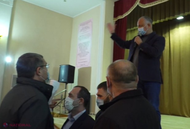 VIDEO, FOTO // Renato Usatîi și susținătorii săi au intrat la întâlnirea electorală a lui Dodon de la Fălești. Dodon a fost nevoit să PLECE din sală. „Se ascunde după BODYGUARZI. Te voi urmări în fiecare zi”