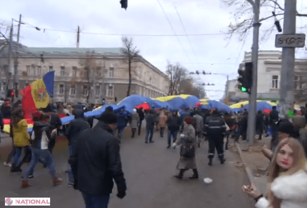 LIVE // Protest de amploare în centrul capitalei. Sute de tineri cer ANULAREA alegerilor prezidențiale