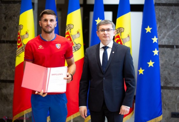 FOTO // Naționala de FOTBAL pe plajă a ajuns la Parlament. Mesajul transmis de Igor Grosu jucătorilor noștri, care au ajuns, în PREMIERĂ, în elita fotbalului pe plajă