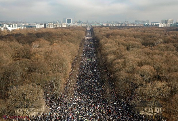 GALERIE FOTO // Toată lumea e DEZLĂNȚUITĂ împotriva lui Putin: Peste 500 000 de oameni au ieșit în stradă la Berlin și l-au comparat cu Hitler: „Putin, hai să derulăm până la partea în care te sinucizi în buncăr”
