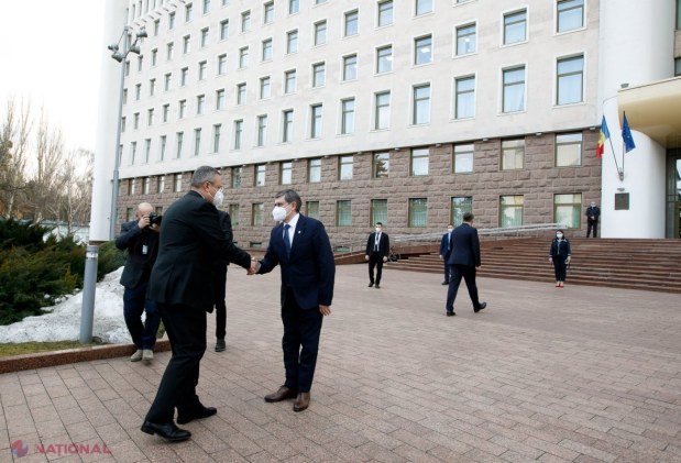 FOTO // Cetățenii R. Moldova, principalii BENEFICIARI ai ajutorului de 100 de MILIOANE de euro acordați de România: „Sunt bani care vor dezvolta comunitățile noastre prin crearea LOCURI de MUNCĂ, prin proiecte de infrastructură, culturale și de dezv