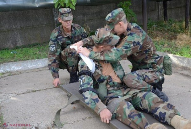 Instructori medicali din SUA învață militarii din R. Moldova cum să acorde primul ajutor medical