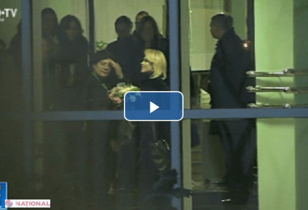 VIDEO // Primărița de București, Gabriela Firea, întâlnită cu flori la Aeroport