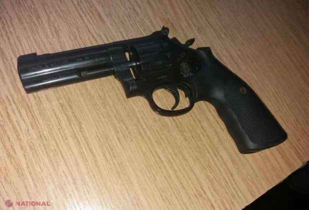 Un tânăr de la Bălți mergea cu un pistol la București: L-a ascuns în bagaj