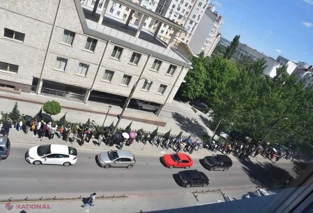 GALERIE FOTO // Cozi URIAȘE la vaccinare, în Chișinău: Maratonul desfășurat de USMF