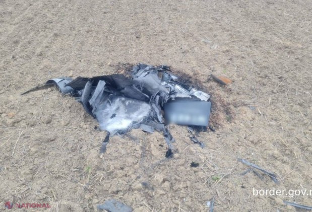 FOTO // Războiul declanșat de Putin în Ucraina a ajuns iarăși în R. Moldova. Alte fragmente de dronă, depistate în apropiere de Etulia Nouă