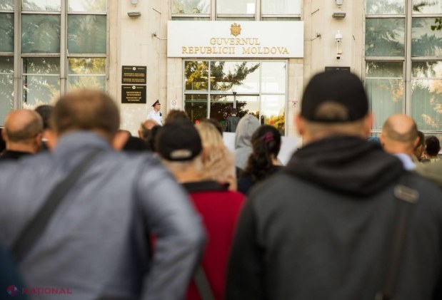 Angajații Guvernului R. Moldova, așteptați de dimineață de membrii și sipatizanții Partidului „ȘOR”: „Nu slujiți regimul PAS”