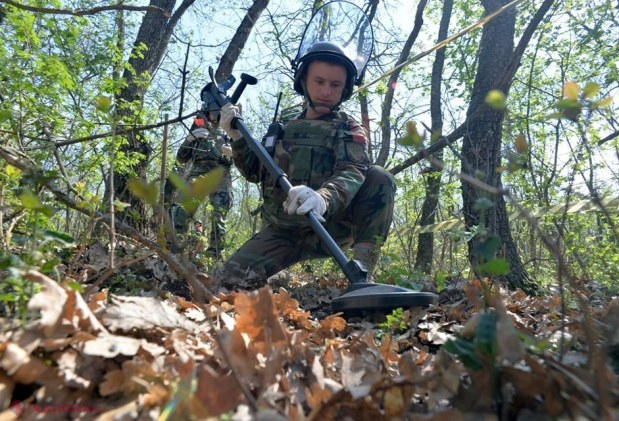 Geniștii Armatei Naționale au găsit încă 34 de BOMBE în satul unde doi copii au explodat un proiectil și au ajuns în stare gravă la spital