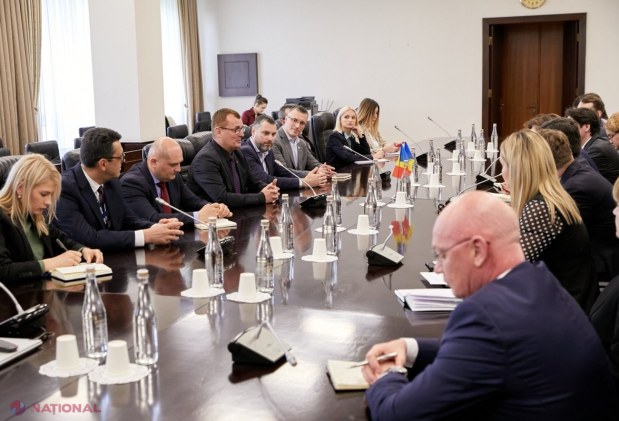FOTO // „Semn de mare RESPECT pentru mediul românesc de faceri din R. Moldova”. Dorin Recean și-a făcut apariția INOPINAT la o întrevedere dintre membrii AIR și MINIȘTRII Economiei de pe ambele maluri ale Prutului