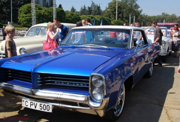 Reportaj FOTO // Mașina lui James Bond, în centrul Chișinăului